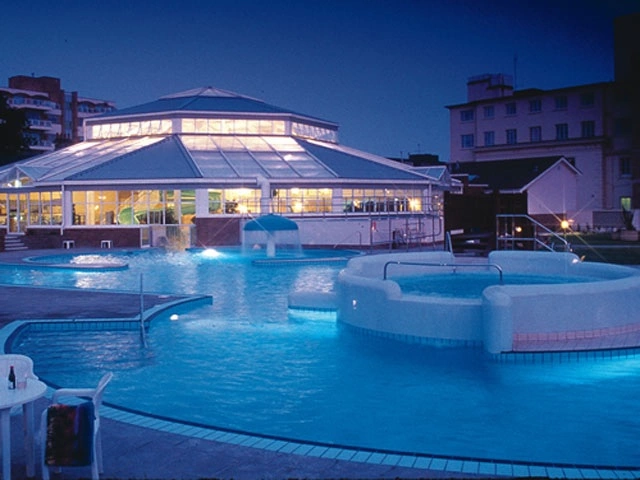 Merton Hotel - Exterior Swimming Pool